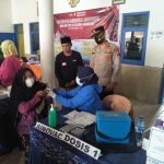 VAKSINASI COVID-19 DI DESA TANAHBAYA DI HADIRI OLEH KAPOLSEK RANDUDONGKAL